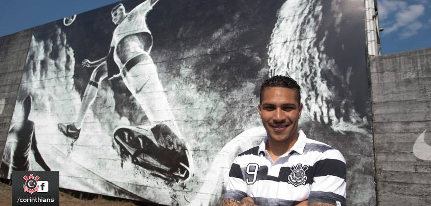 Guerrero posando al lado del mural en el que se ve el gol ante el Chelsea (Fuente: Corinthians)